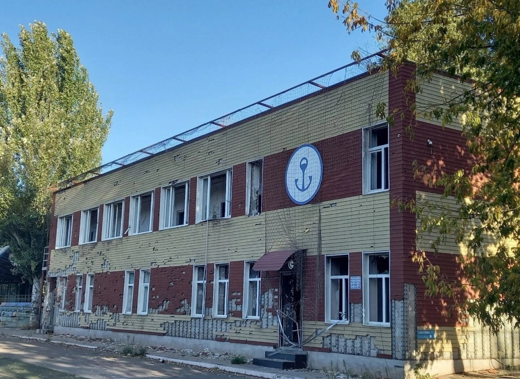 Здание стадиона «Олимп» в Мариуполе до капитального ремонта